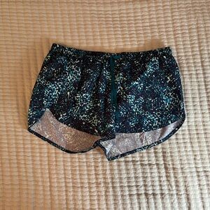 Old Navy Active 3” Dolphin Hem Shorts